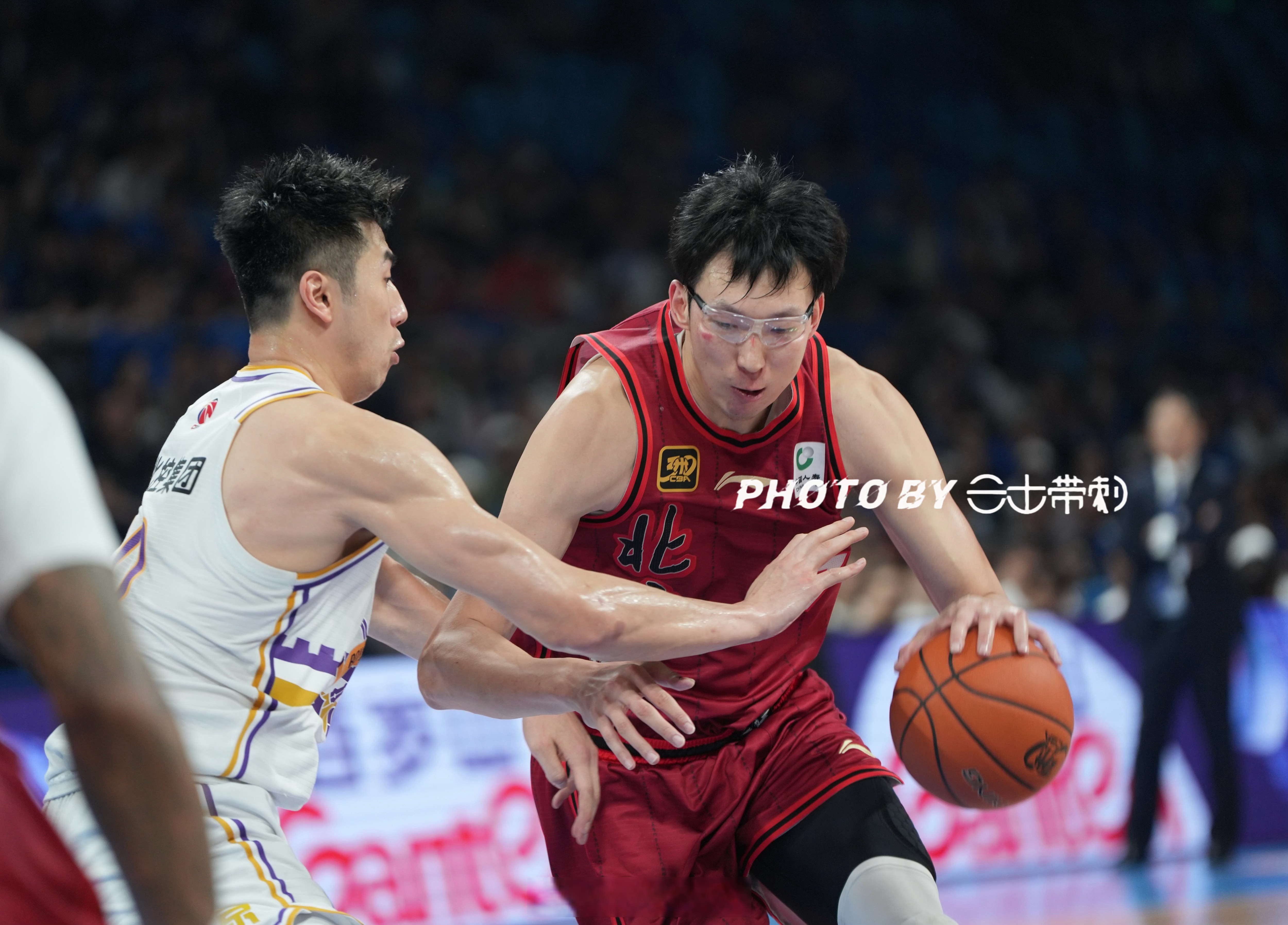 清晨北京首钢备战CBA常规赛，刷新队史纪录细节曝光，球迷炸锅，身体对抗强度拉满的简单介绍
