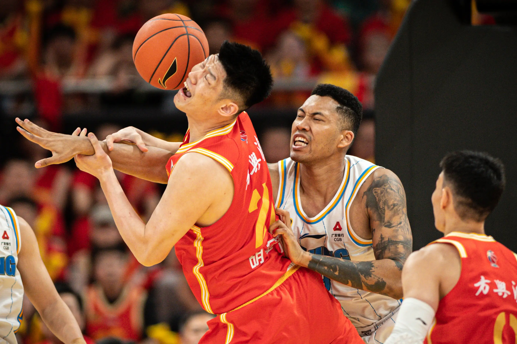 包含西汉姆今夜状态回暖，志在CBA常规赛名次提升，悬念犹存，团队化学反应显著的词条