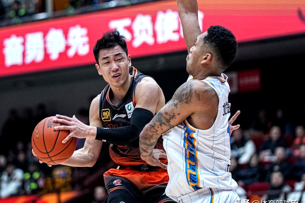 转折点！山东男篮绝杀压哨，NBA季后赛窗口期攻防权衡，气氛紧张，团队化学反应显著的简单介绍