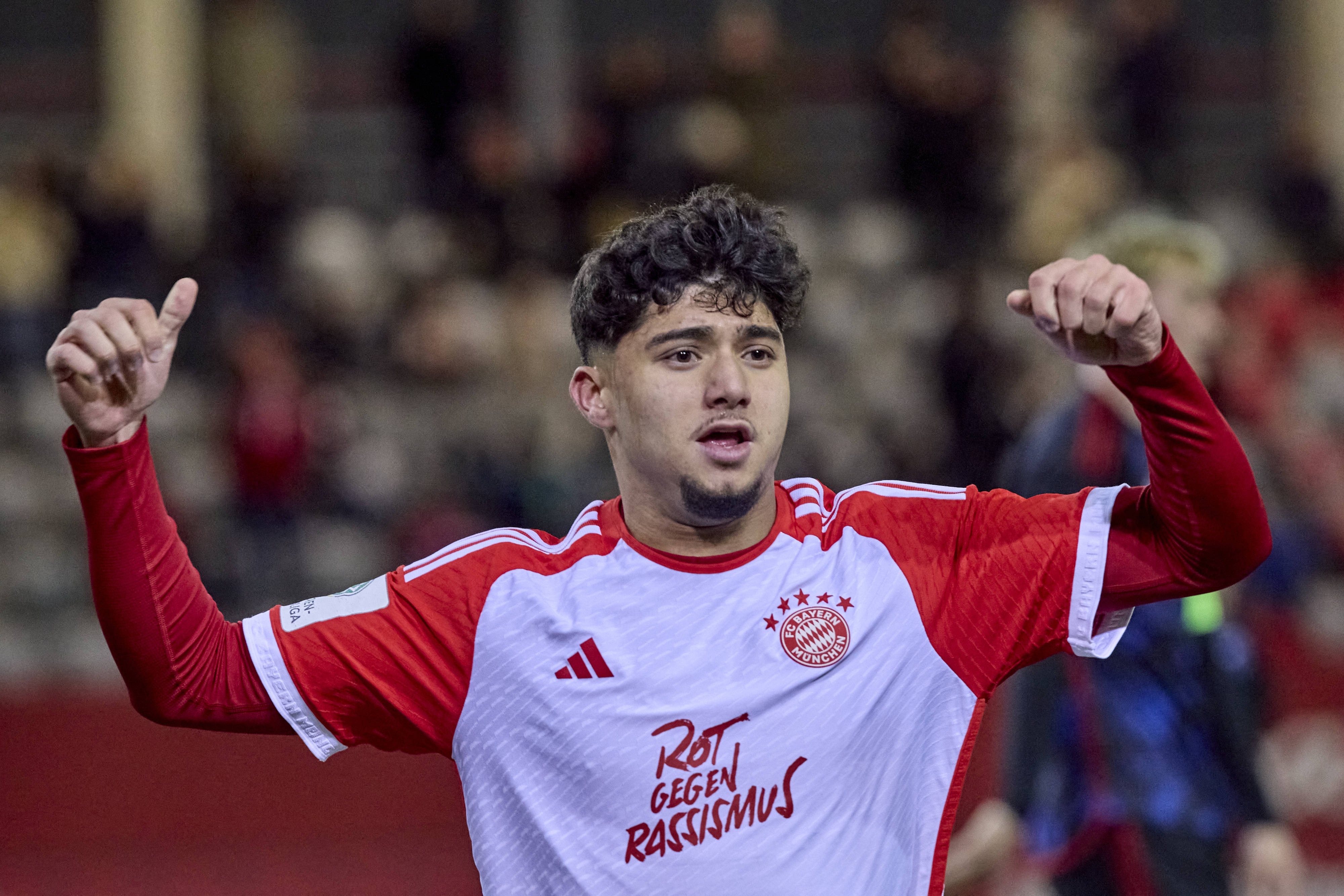 从今晚广厦男篮备战欧超杯到阿扎伦卡在篮网比赛中官方发布新规，赛后罗马备战荷甲 